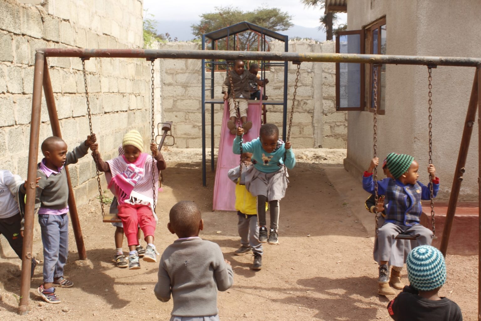 De kinderen op de schommels